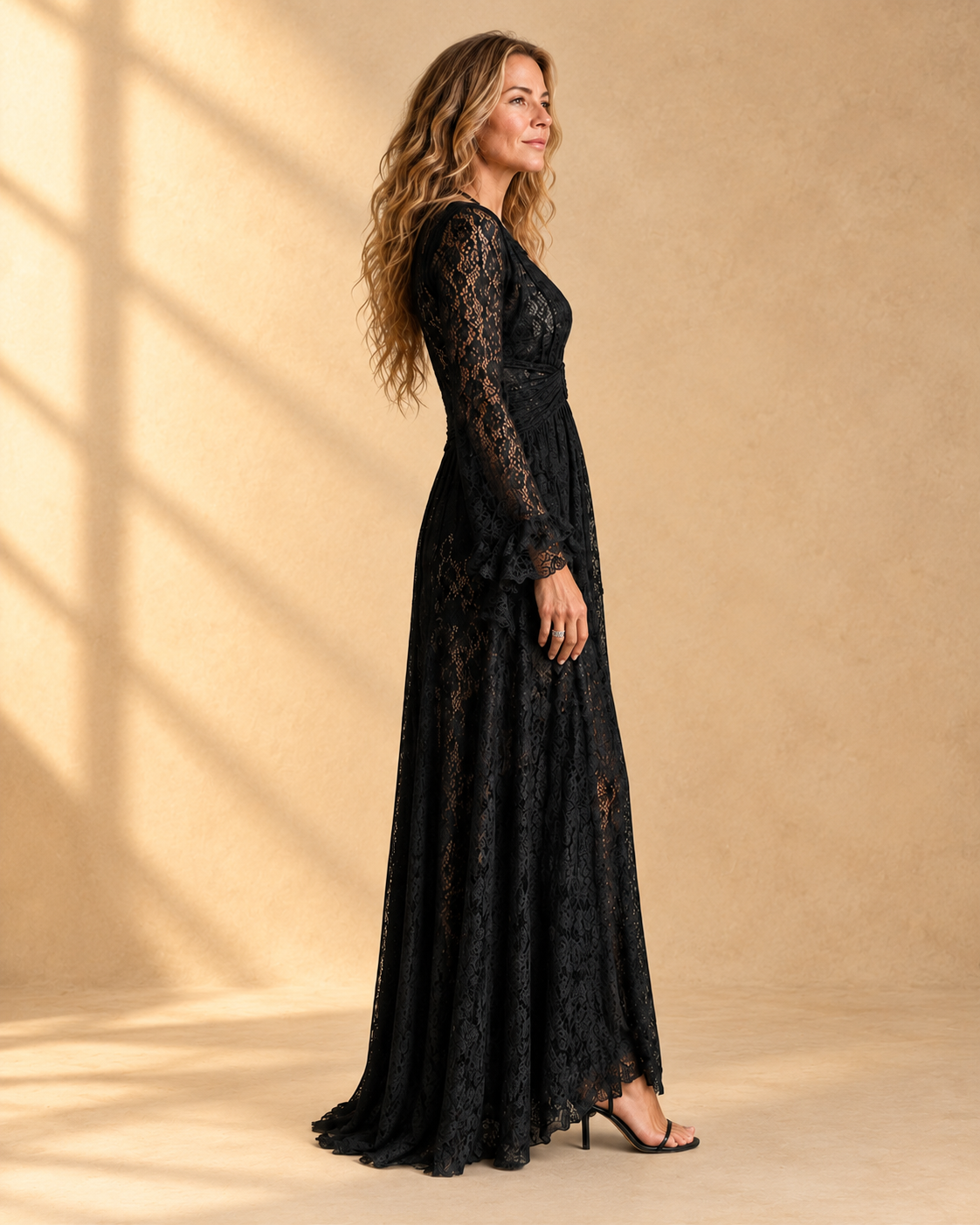 Cristiana | Abito Lungo in Pizzo con Scollo a V Profondo