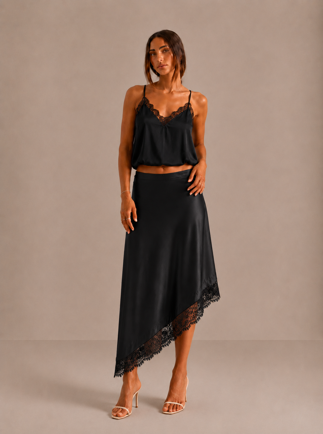 Martina | Gonna midi asimmetrica in raso con pizzo